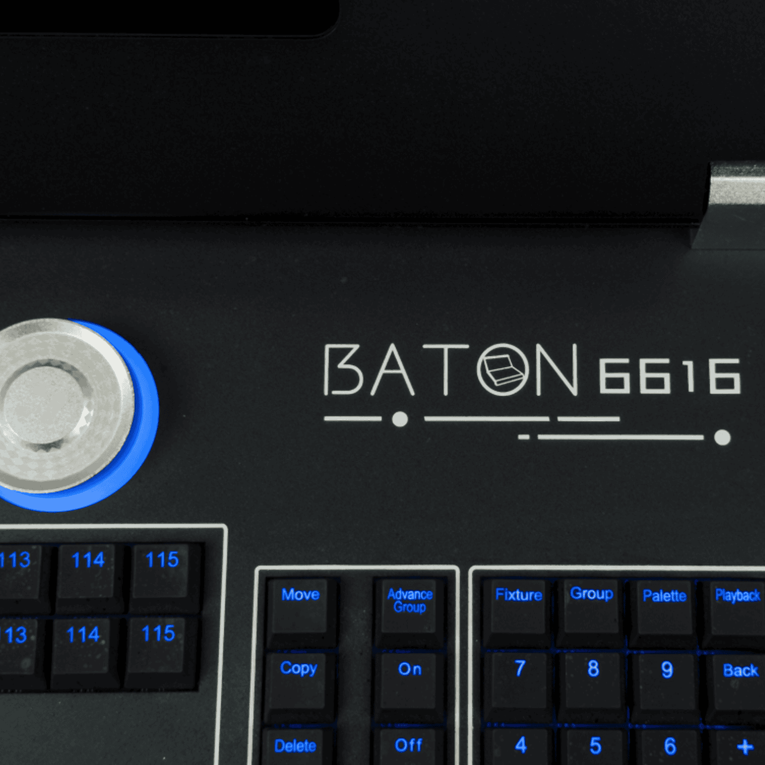 LAMPO-Baton-6616-regia-luci-professionale-DMX-doppio-schermo-touch-con-flight-cases-kingkong-4